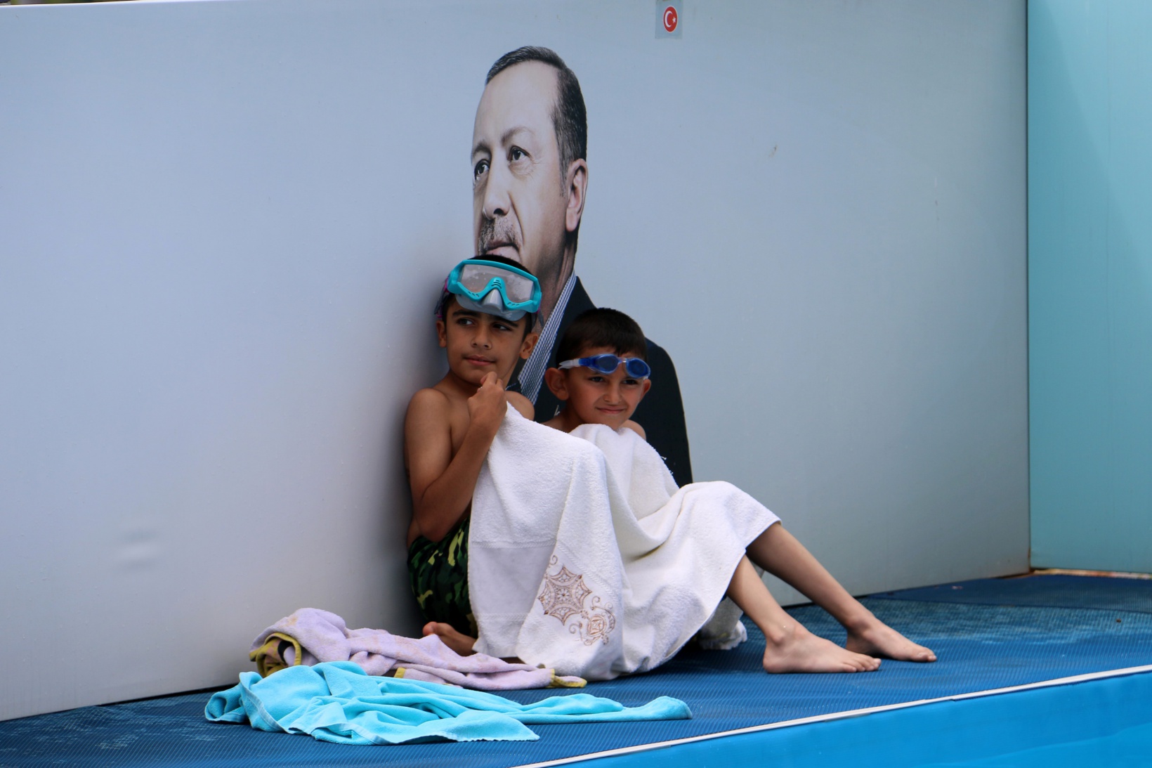 Portatif yüzme havuzları çocukların yüzünü güldürdü 17