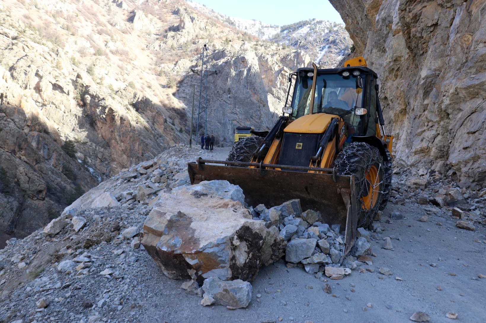 Grup yolundaki kaya düşme tehlikesi bertaraf edildi 9