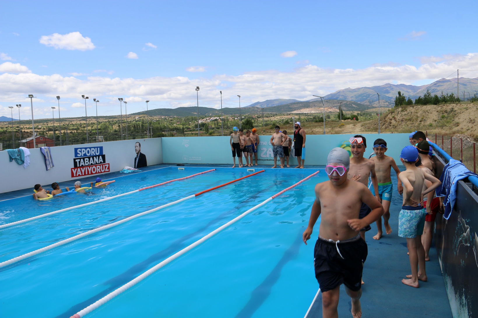 Portatif yüzme havuzları çocukların yüzünü güldürdü 8