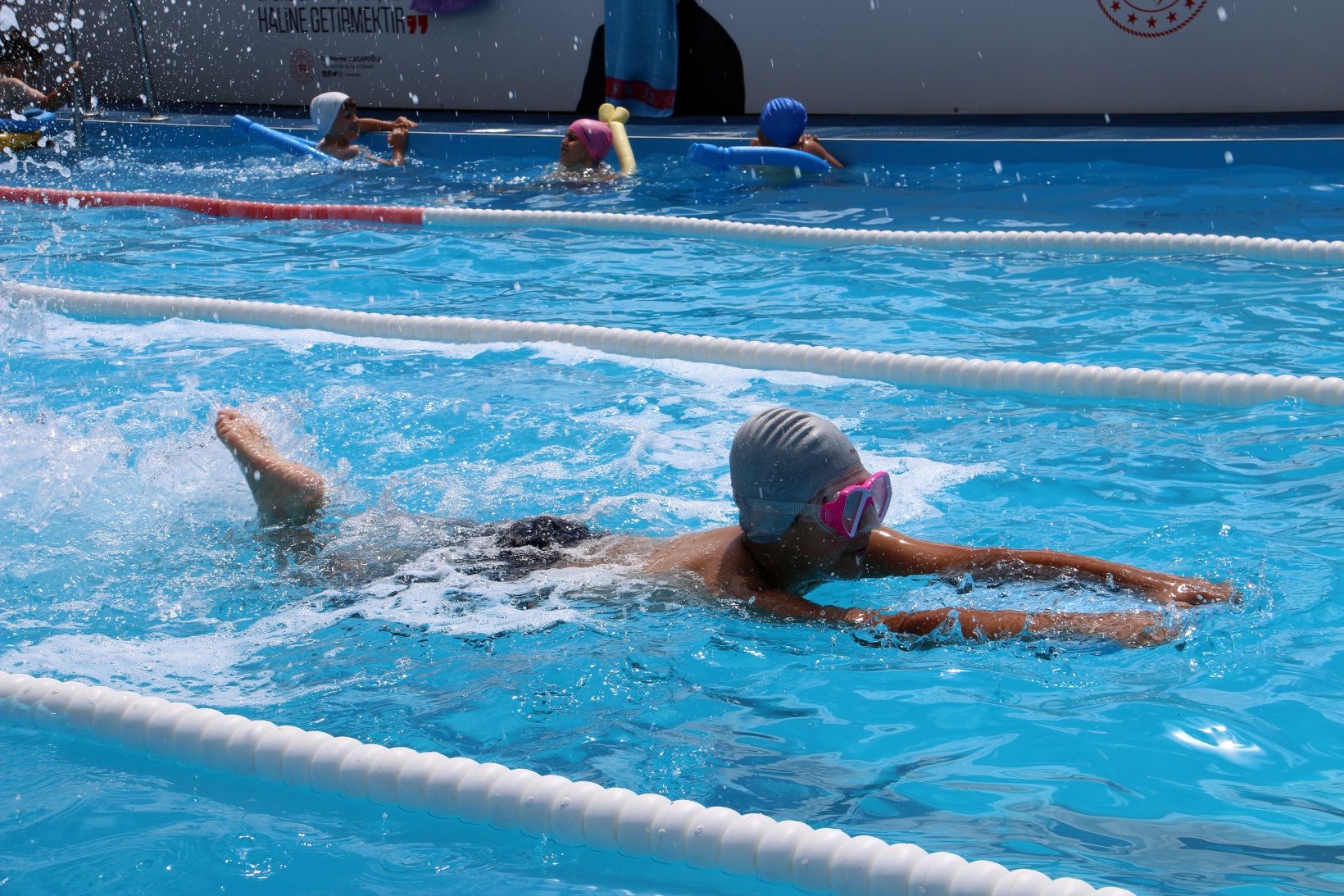 Portatif yüzme havuzları çocukların yüzünü güldürdü 19