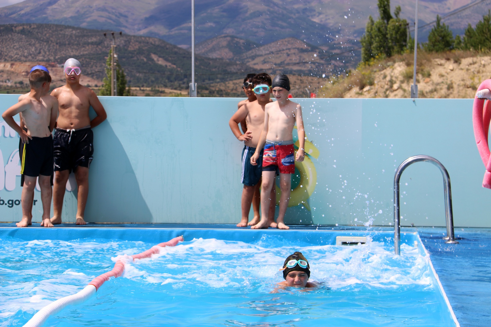 Portatif yüzme havuzları çocukların yüzünü güldürdü 1