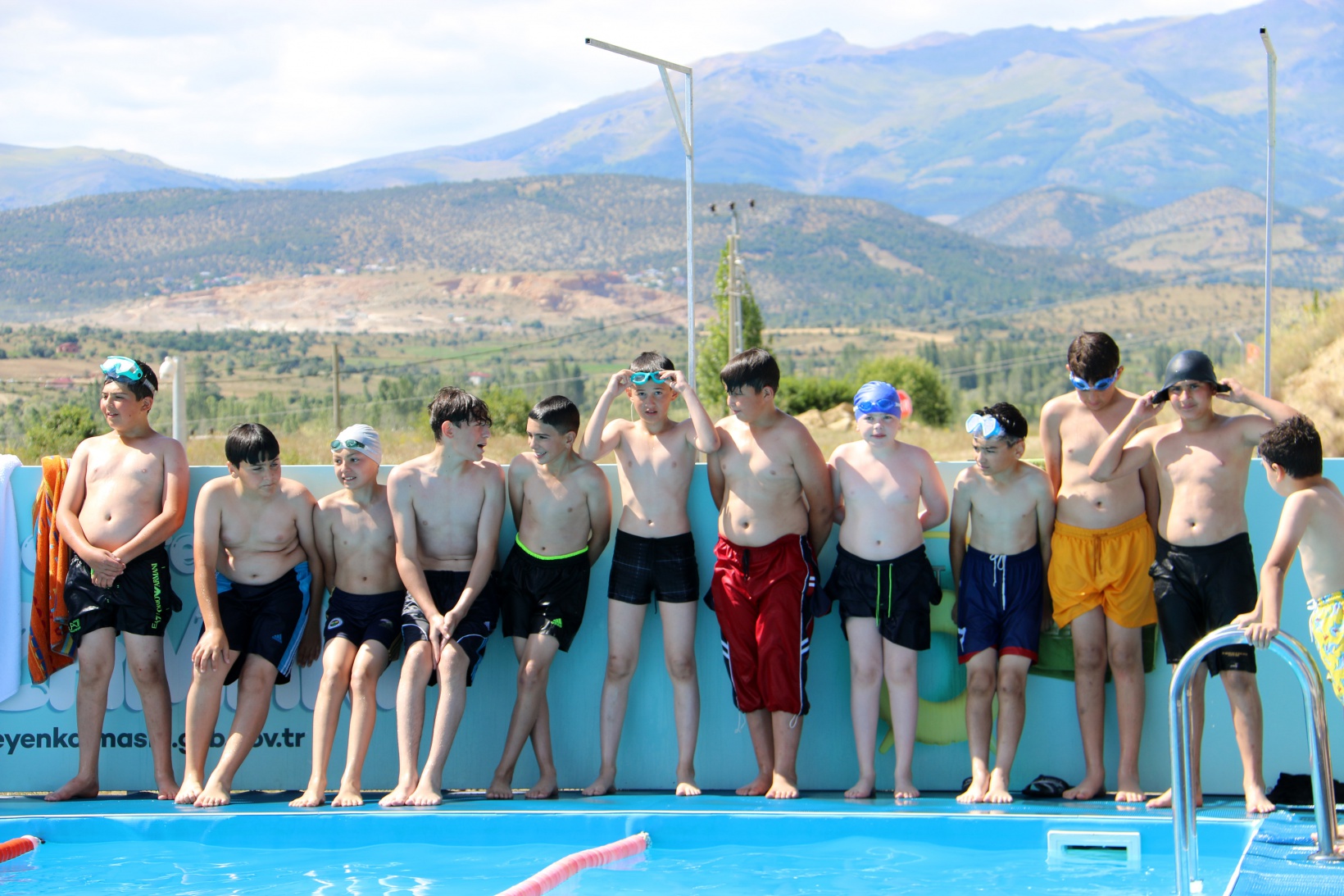 Portatif yüzme havuzları çocukların yüzünü güldürdü 2