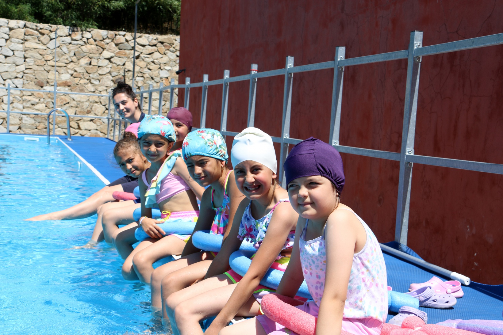 Portatif yüzme havuzları çocukların yüzünü güldürdü 11