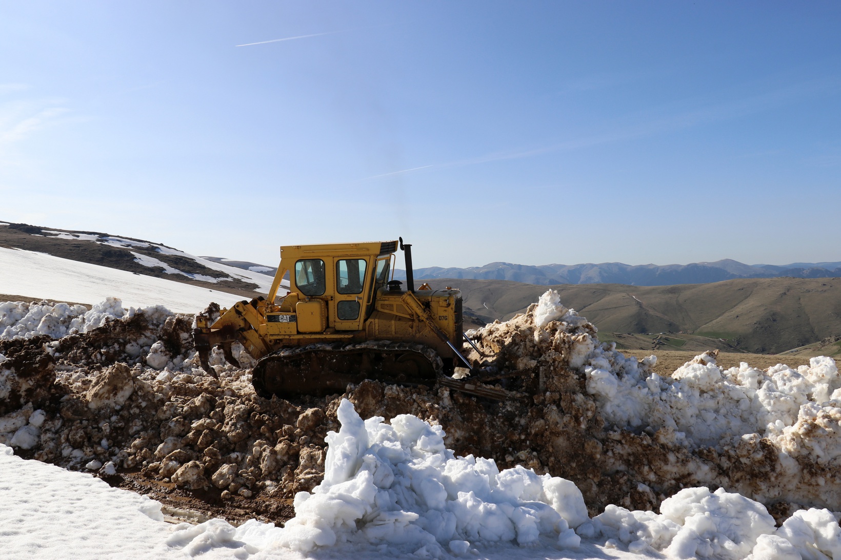 Gümüşhane yaylalarında karla mücadele devam ediyor 15
