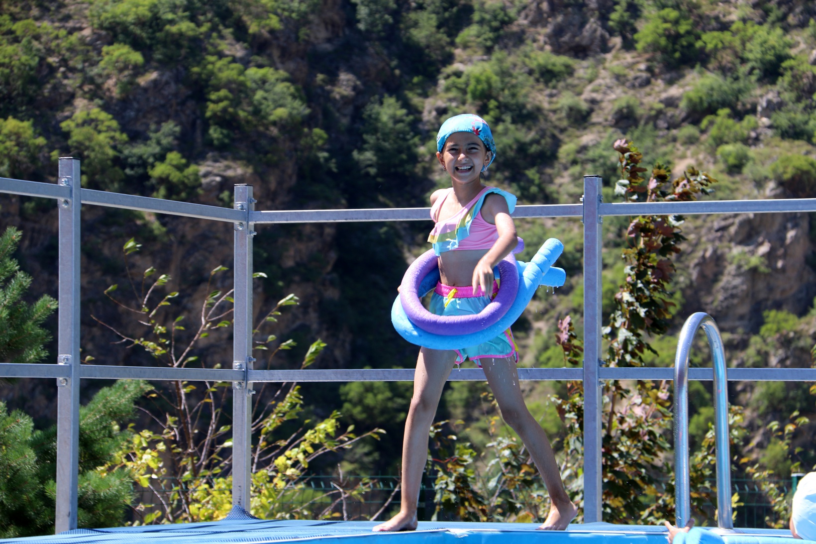 Portatif yüzme havuzları çocukların yüzünü güldürdü 7