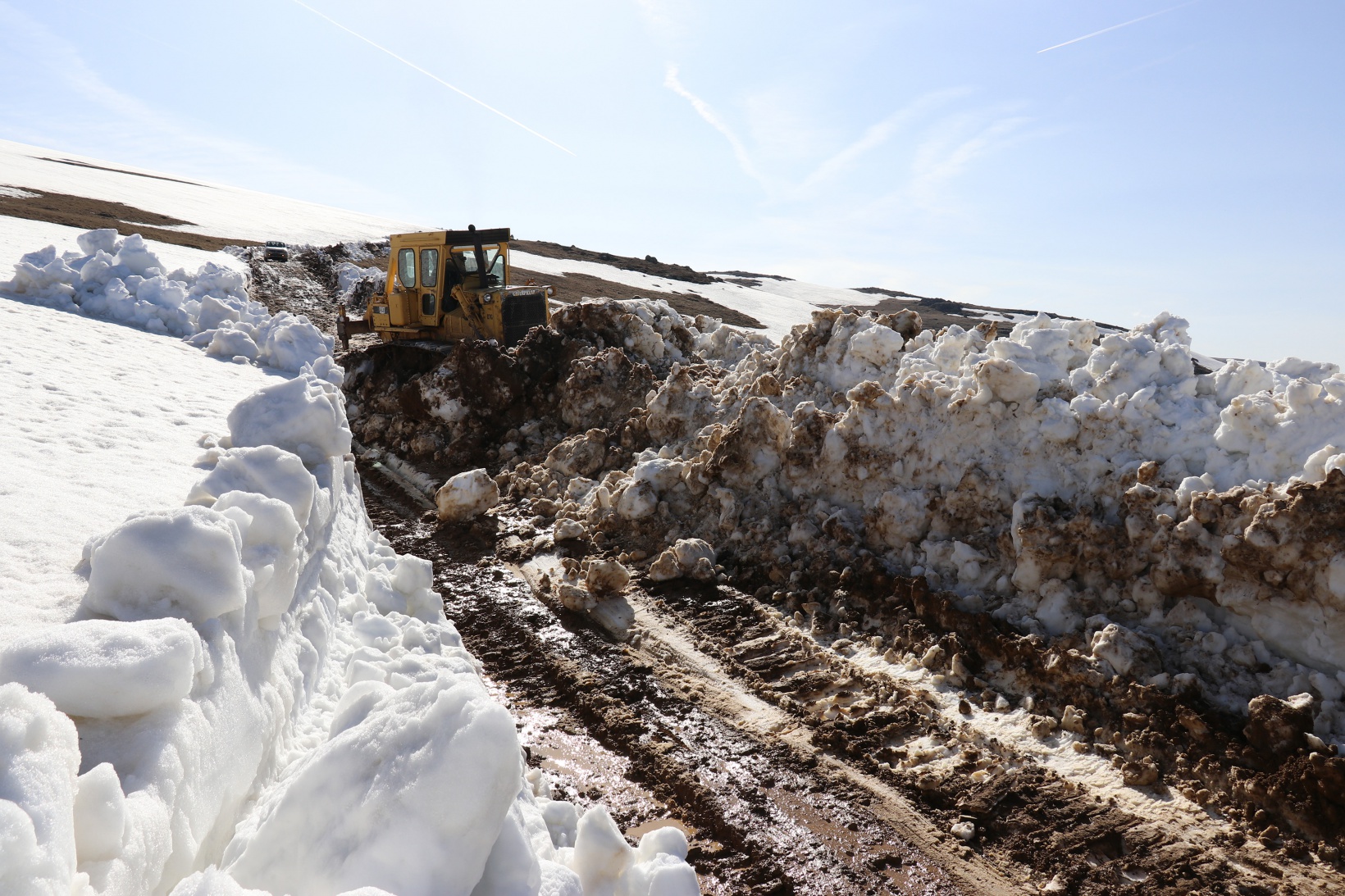 Gümüşhane yaylalarında karla mücadele devam ediyor 8