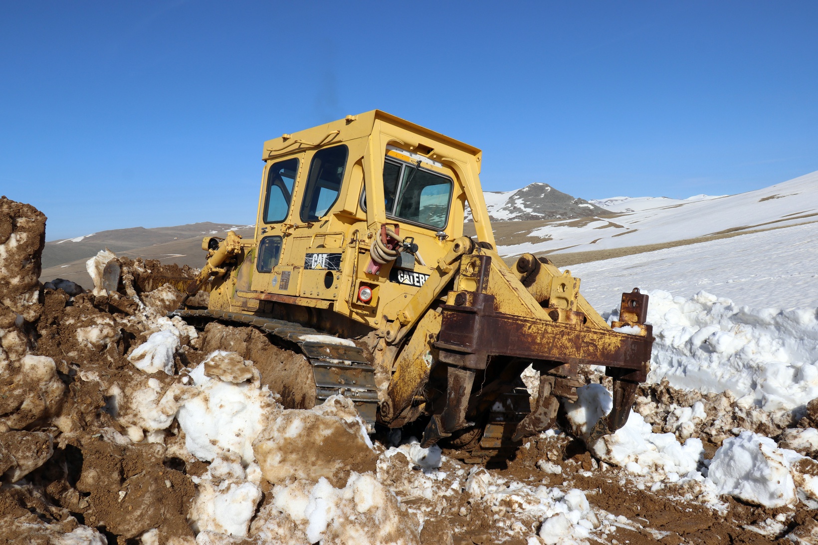 Gümüşhane yaylalarında karla mücadele devam ediyor 24