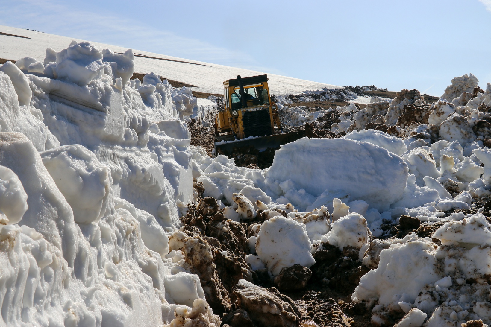 Gümüşhane yaylalarında karla mücadele devam ediyor 13