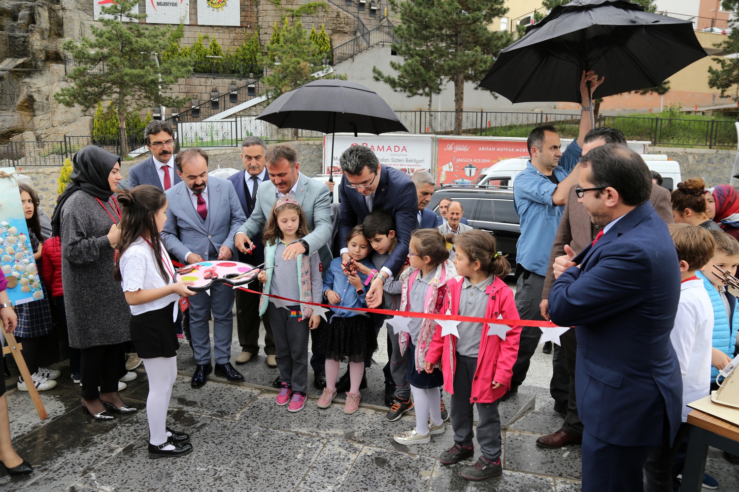 Bahçeşehir Kolejinden ‘Neşeli Renkler’ sergisi 4