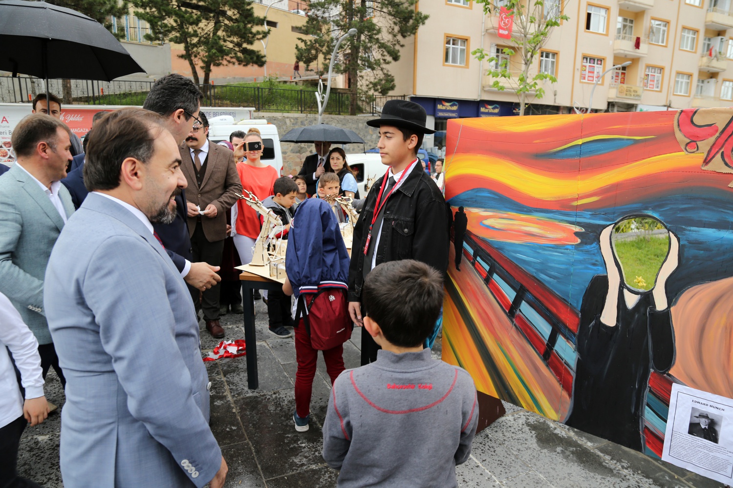 Bahçeşehir Kolejinden ‘Neşeli Renkler’ sergisi 1