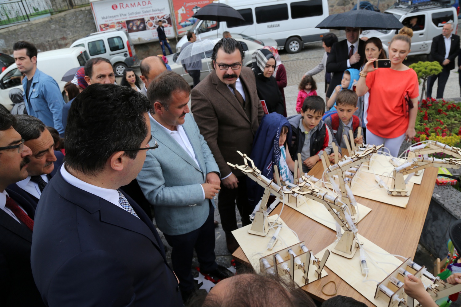 Bahçeşehir Kolejinden ‘Neşeli Renkler’ sergisi 2