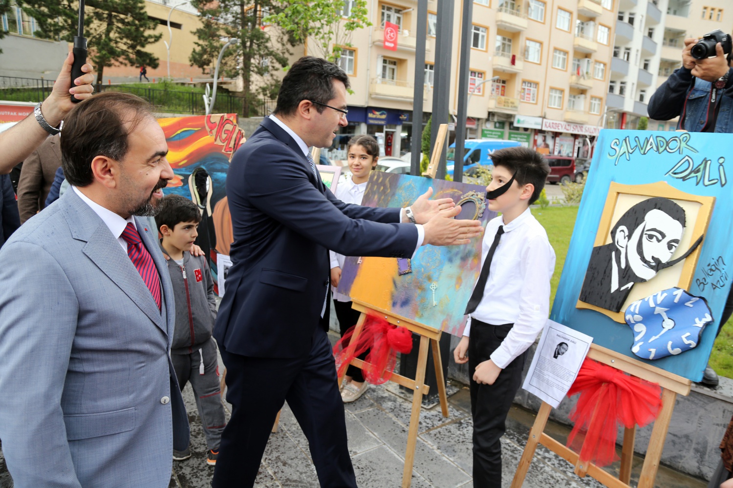 Bahçeşehir Kolejinden ‘Neşeli Renkler’ sergisi 5