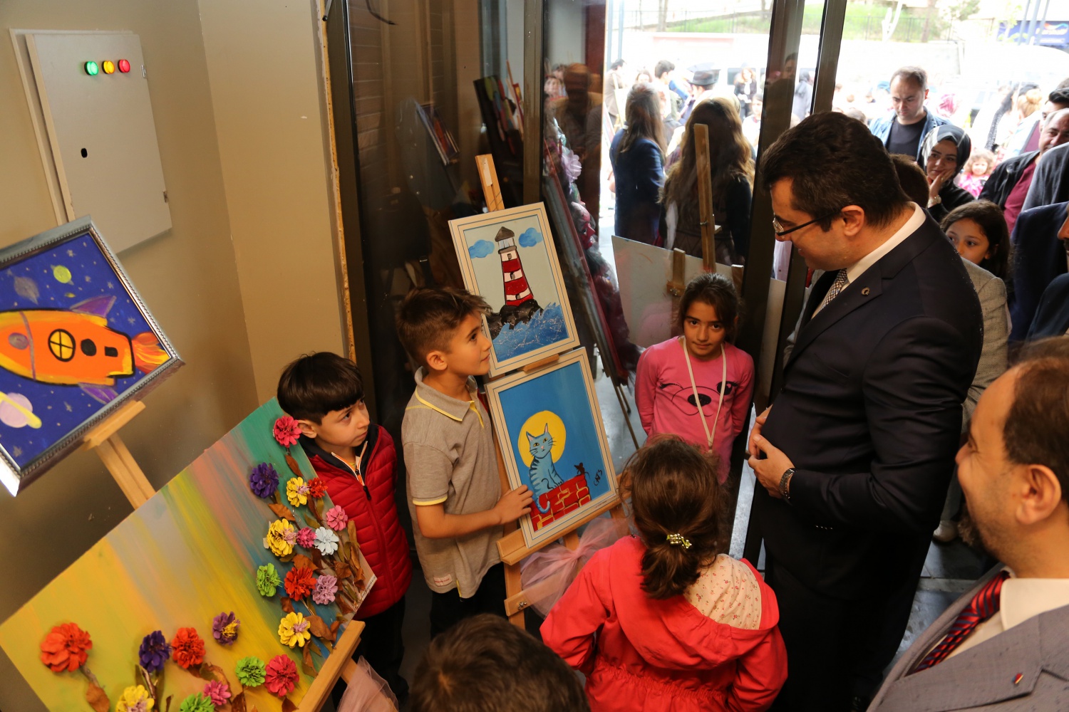 Bahçeşehir Kolejinden ‘Neşeli Renkler’ sergisi 13