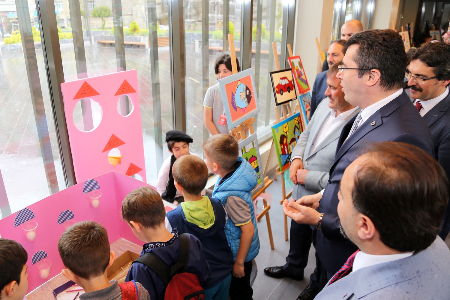 Bahçeşehir Kolejinden ‘Neşeli Renkler’ sergisi 14