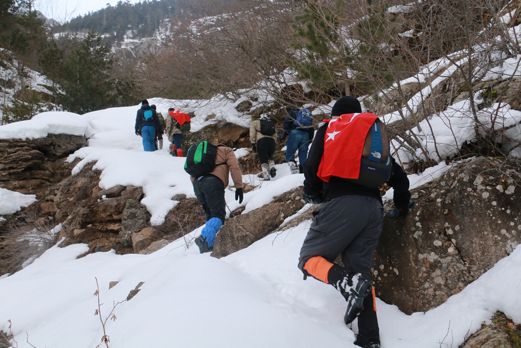 Yücebelen Köylülerinden 1 metreyi aşan karlı zeminde zorlu tırmanış 3