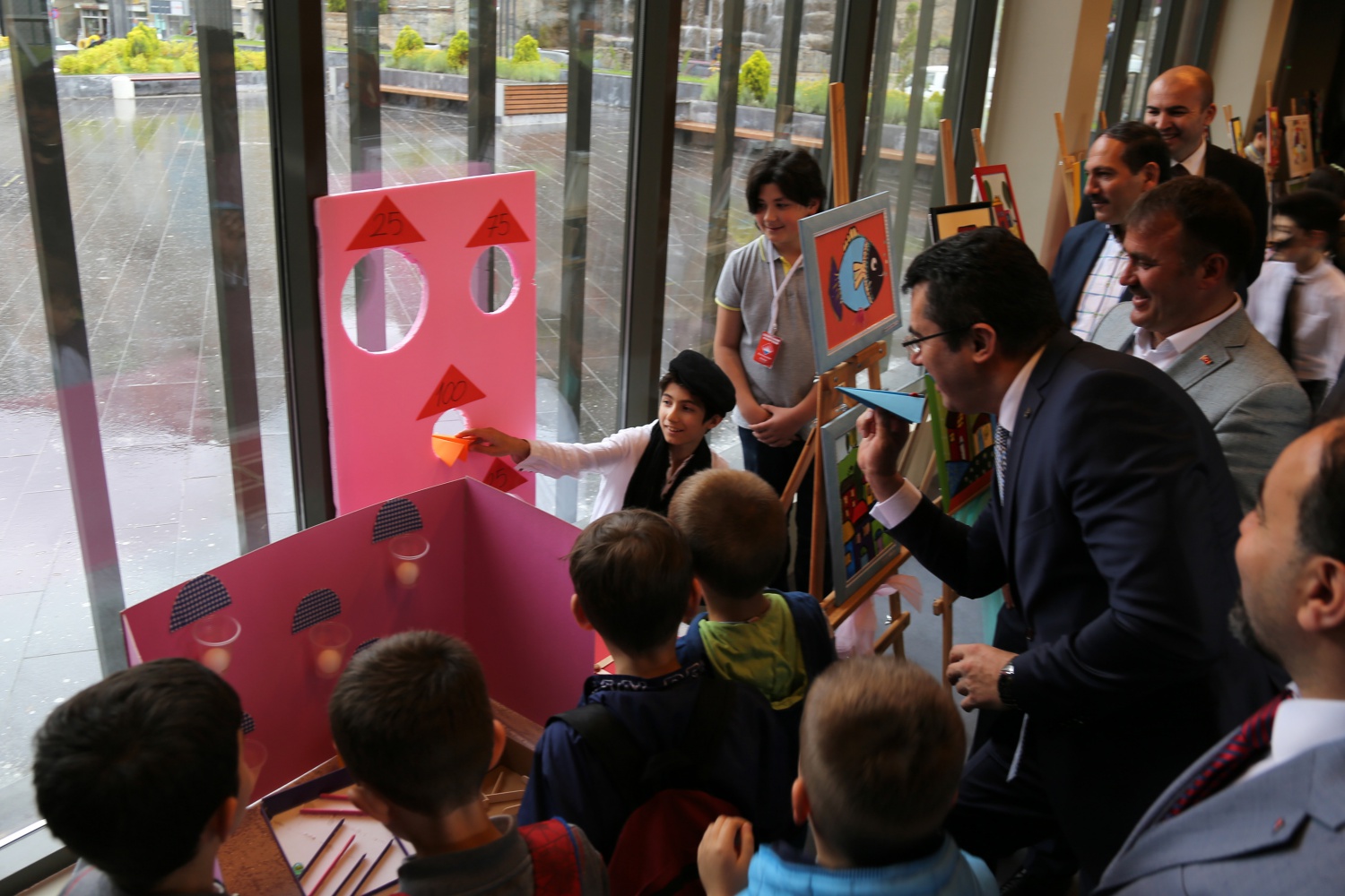 Bahçeşehir Kolejinden ‘Neşeli Renkler’ sergisi 16