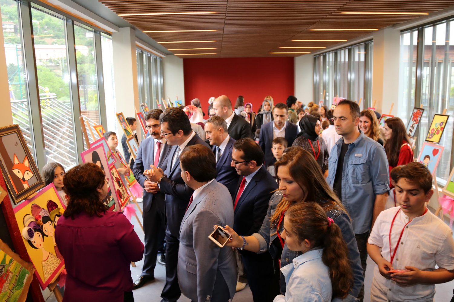 Bahçeşehir Kolejinden ‘Neşeli Renkler’ sergisi 17