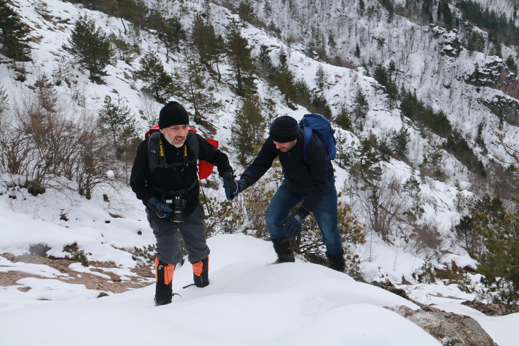 Yücebelen Köylülerinden 1 metreyi aşan karlı zeminde zorlu tırmanış 7