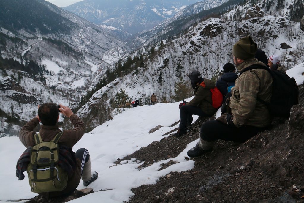 Yücebelen Köylülerinden 1 metreyi aşan karlı zeminde zorlu tırmanış 2