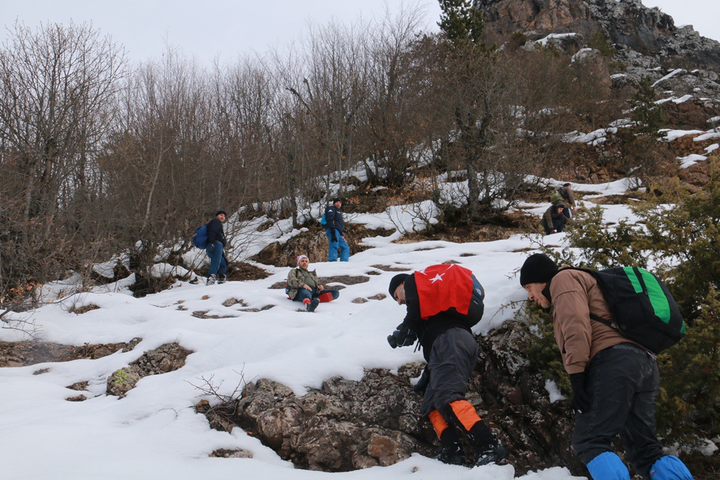 Yücebelen Köylülerinden 1 metreyi aşan karlı zeminde zorlu tırmanış 11
