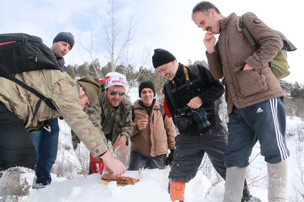 Yücebelen Köylülerinden 1 metreyi aşan karlı zeminde zorlu tırmanış 12