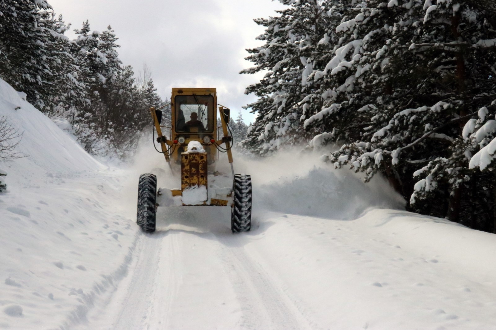 Gümüşhane’de karla mücadele çalışmaları sürüyor 9