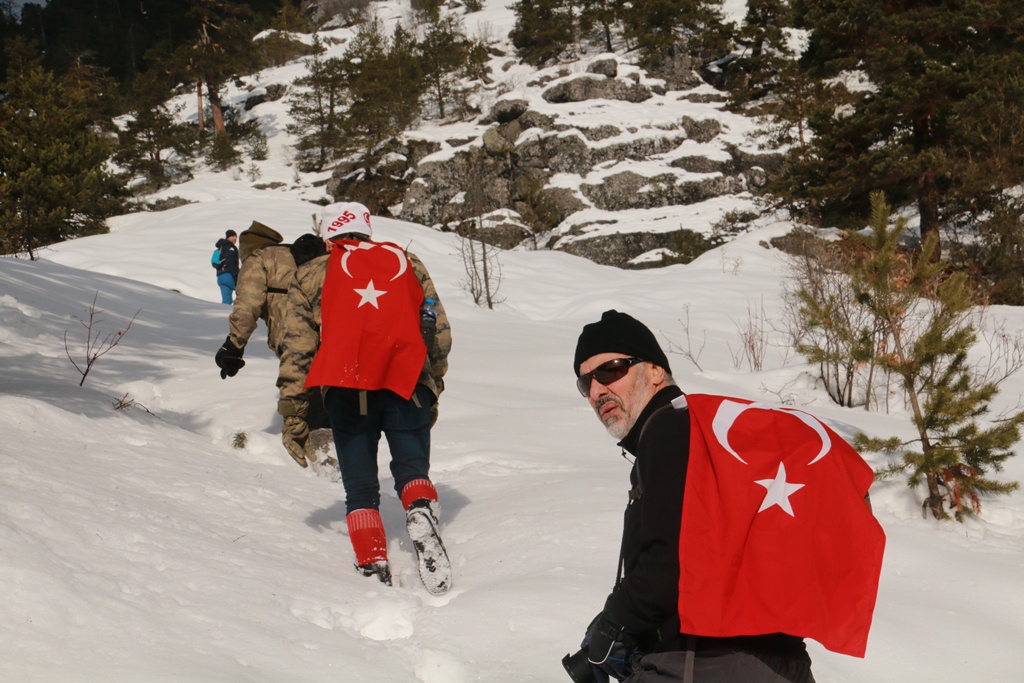 Yücebelen Köylülerinden 1 metreyi aşan karlı zeminde zorlu tırmanış 8
