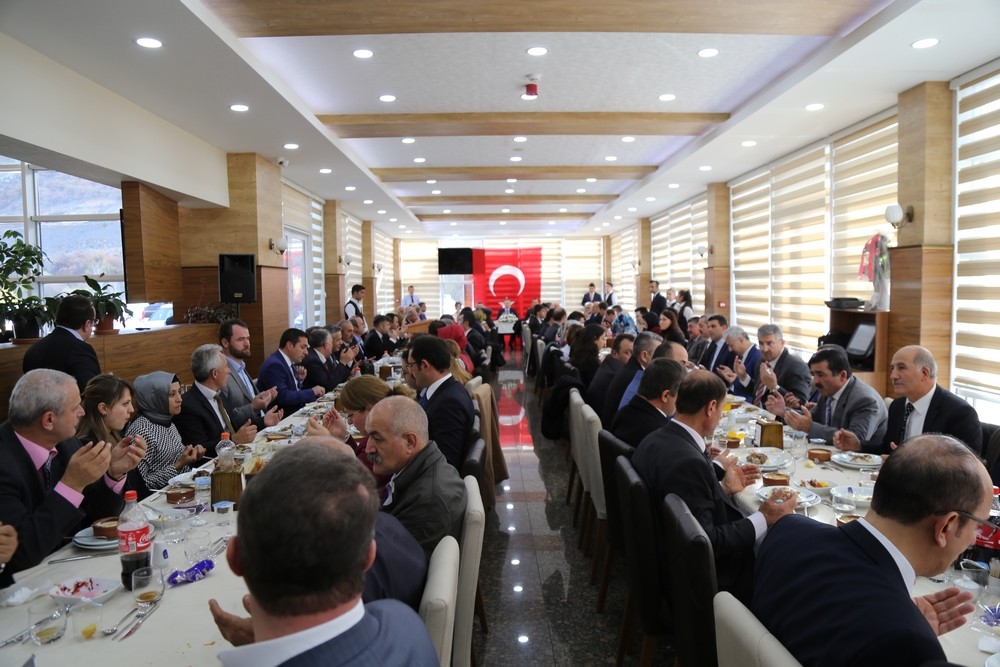 Vali Yavuz öğretmenler onuruna yemek verdi 1