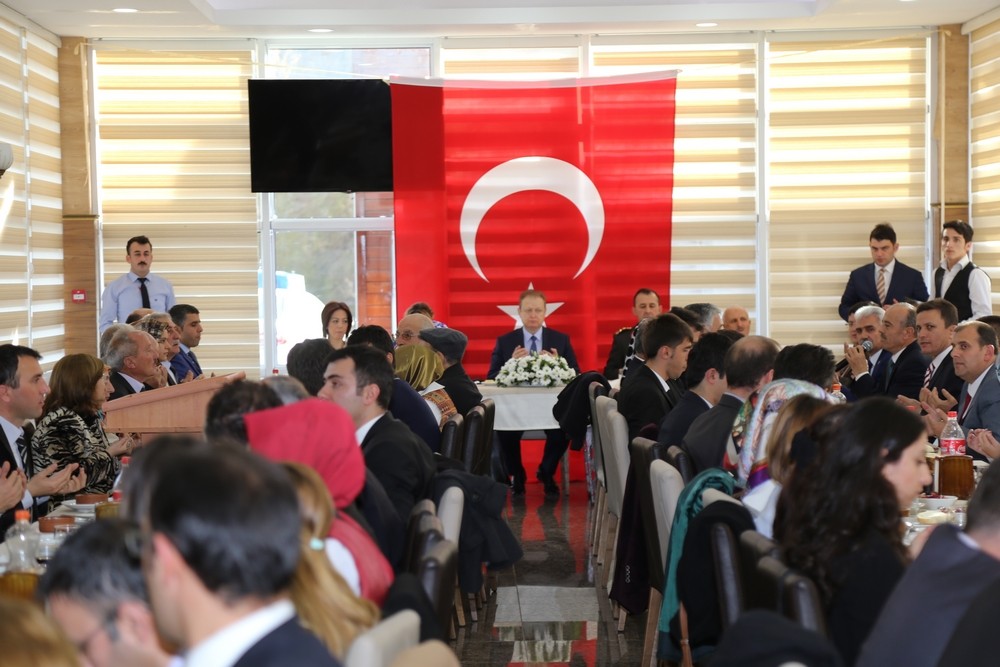 Vali Yavuz öğretmenler onuruna yemek verdi 2