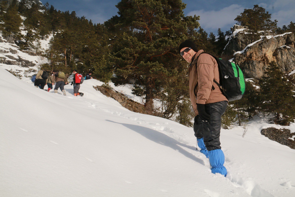 Yücebelen Köylülerinden 1 metreyi aşan karlı zeminde zorlu tırmanış 9