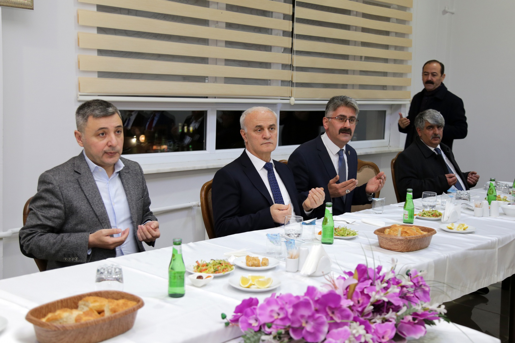 Vali Tanrısever İl Genel Meclisi üyeleri ve İl Özel İdaresi’nin emekçileriyle iftar yaptı 15