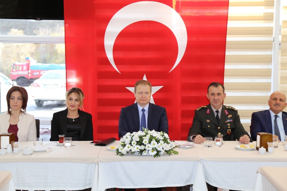 Vali Yavuz öğretmenler onuruna yemek verdi 3