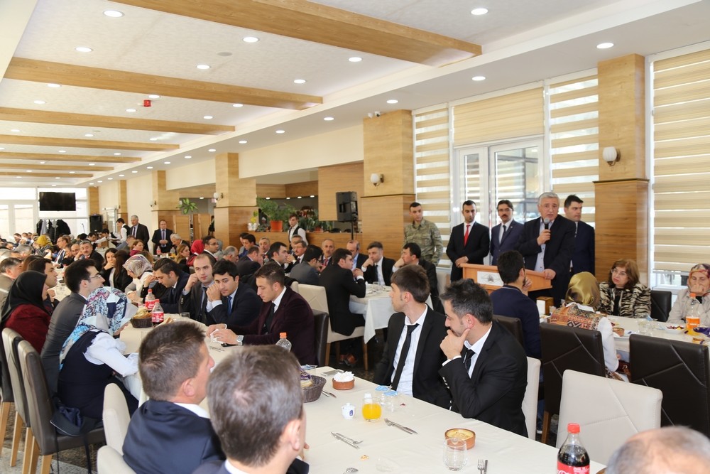 Vali Yavuz öğretmenler onuruna yemek verdi 4