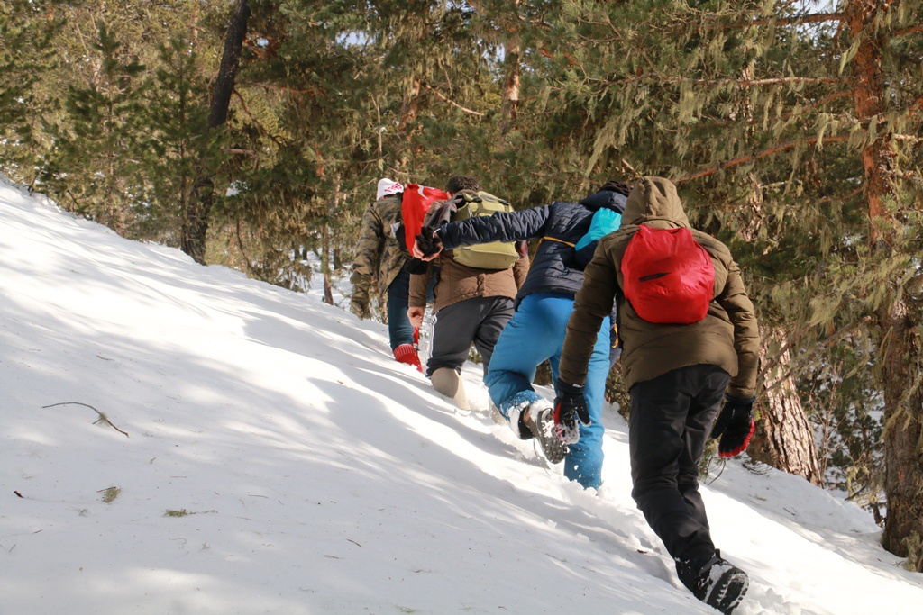 Yücebelen Köylülerinden 1 metreyi aşan karlı zeminde zorlu tırmanış 10