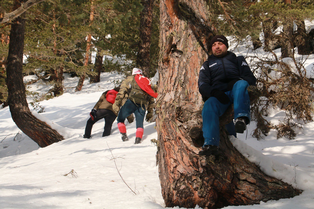 Yücebelen Köylülerinden 1 metreyi aşan karlı zeminde zorlu tırmanış 14