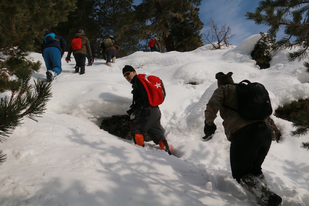 Yücebelen Köylülerinden 1 metreyi aşan karlı zeminde zorlu tırmanış 15