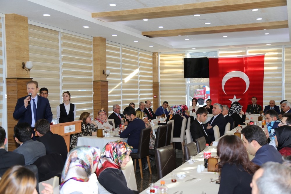 Vali Yavuz öğretmenler onuruna yemek verdi 7