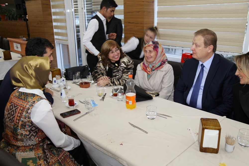 Vali Yavuz öğretmenler onuruna yemek verdi 9