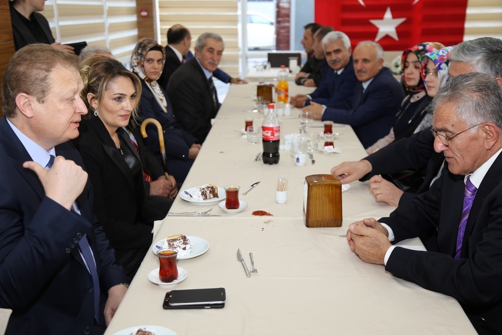 Vali Yavuz öğretmenler onuruna yemek verdi 10