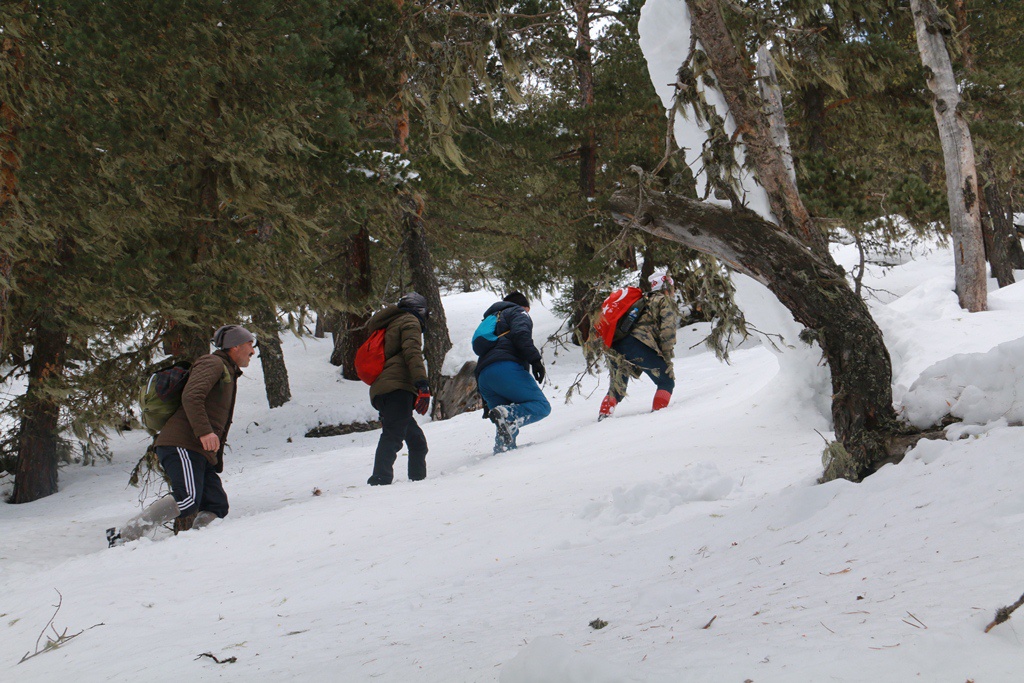Yücebelen Köylülerinden 1 metreyi aşan karlı zeminde zorlu tırmanış 25