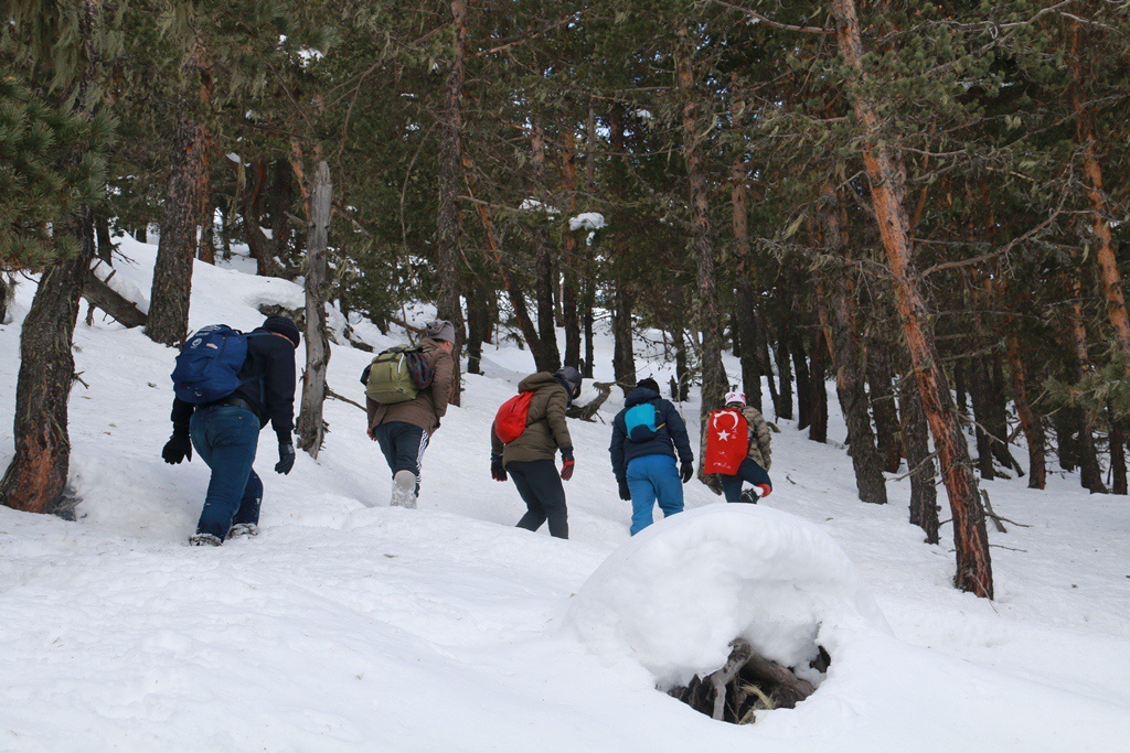Yücebelen Köylülerinden 1 metreyi aşan karlı zeminde zorlu tırmanış 24