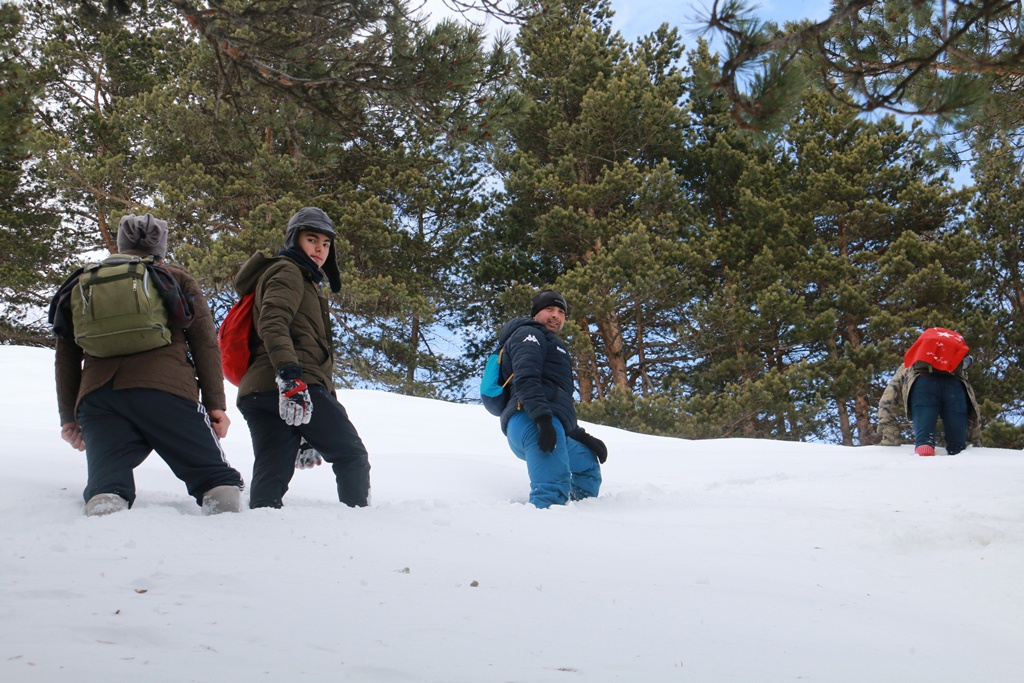 Yücebelen Köylülerinden 1 metreyi aşan karlı zeminde zorlu tırmanış 17