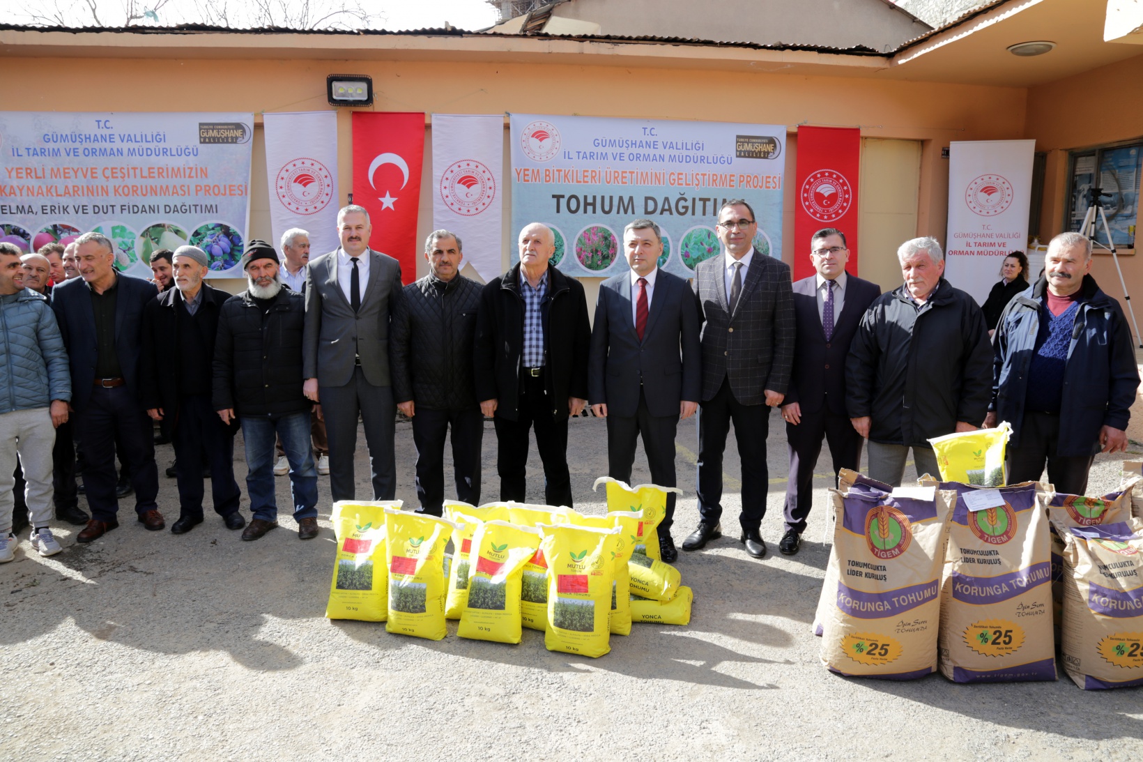 Gümüşhane’de üreticilere 3,5 milyon TL’lik fidan ve tohum dağıtıldı 3