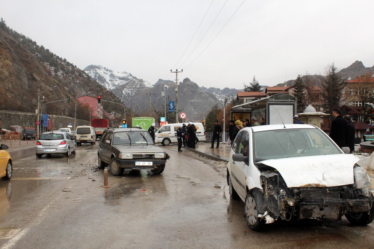 Gümüşhane'de korkutan kaza: 4 yaralı 3