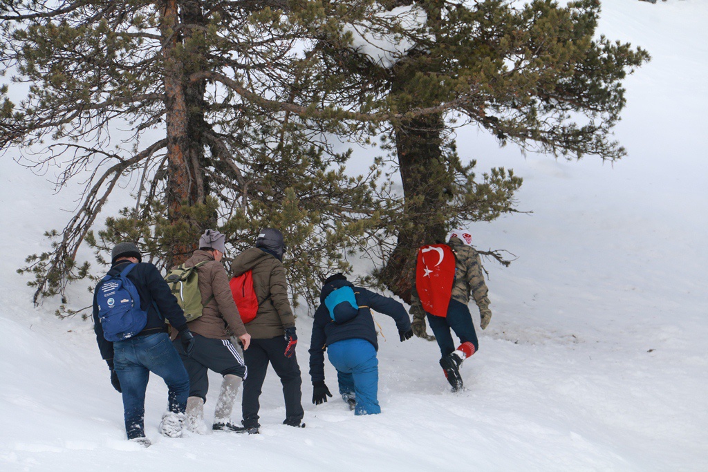 Yücebelen Köylülerinden 1 metreyi aşan karlı zeminde zorlu tırmanış 19