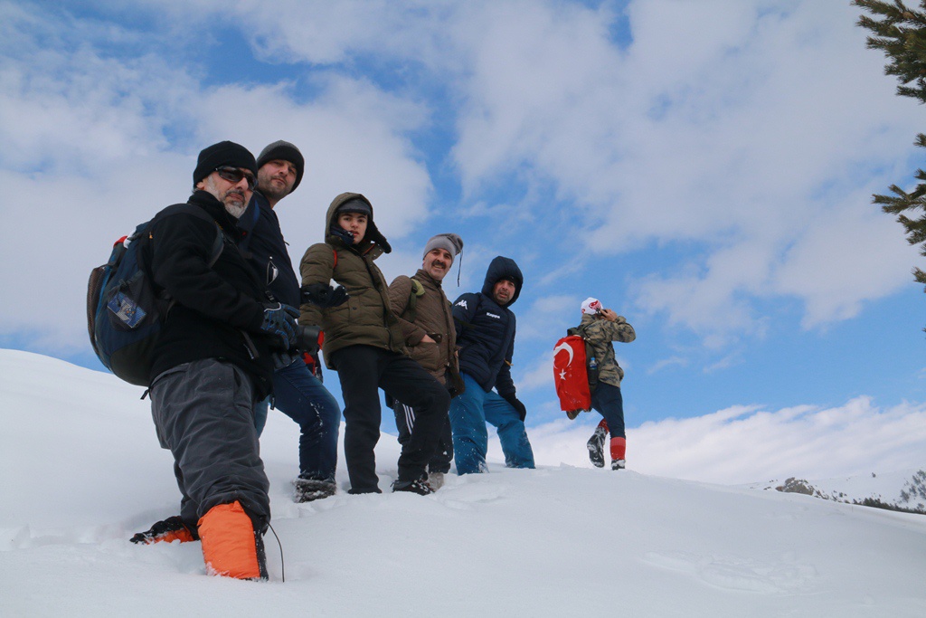 Yücebelen Köylülerinden 1 metreyi aşan karlı zeminde zorlu tırmanış 21