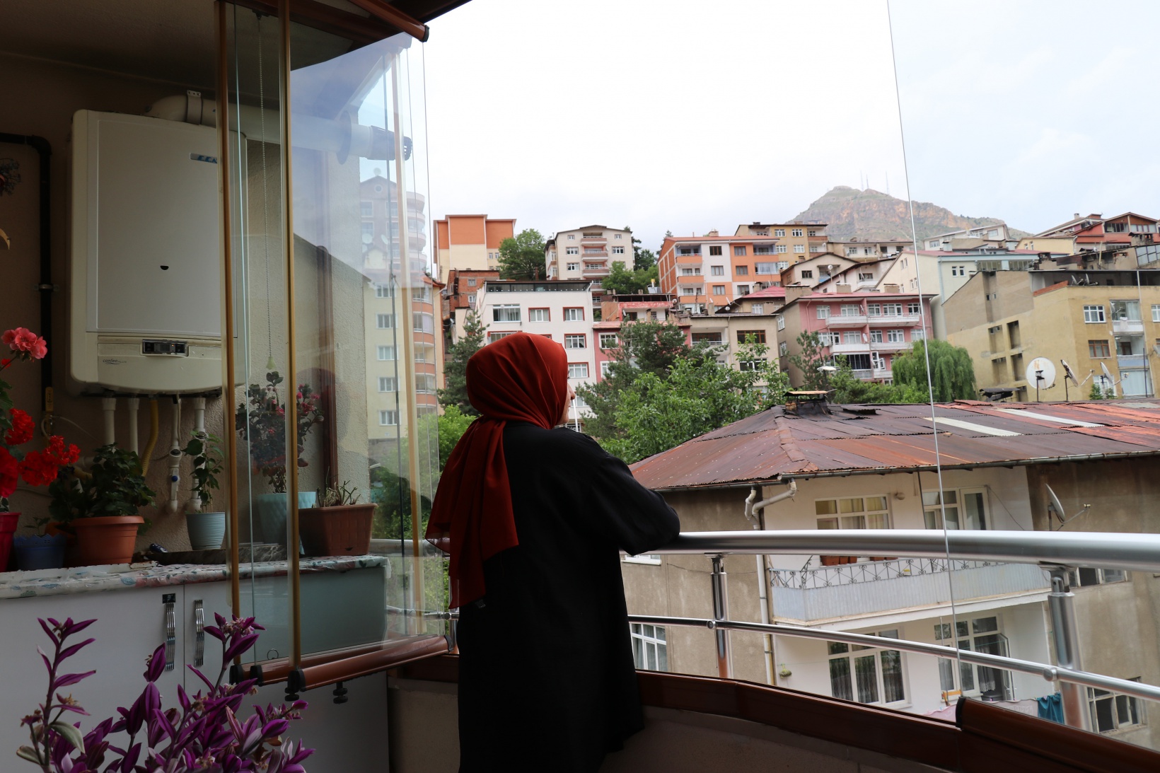 Kumrular 5 yıldır balkondaki kombinin üzerine yuva yapıyor 7