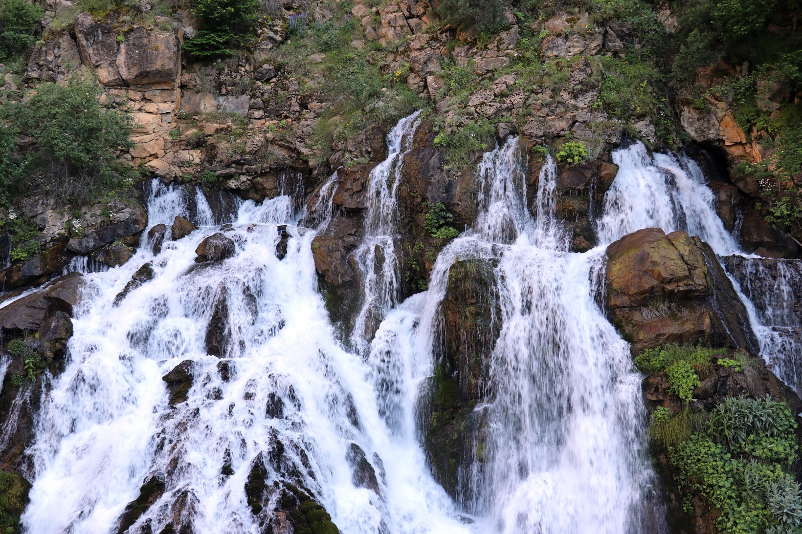 Sıcaktan kaçan soluğu Tomara Şelalesinde alıyor 13