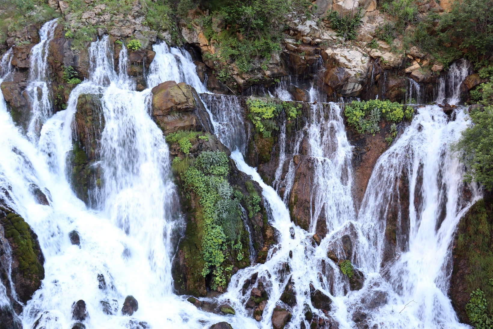 Sıcaktan kaçan soluğu Tomara Şelalesinde alıyor 11