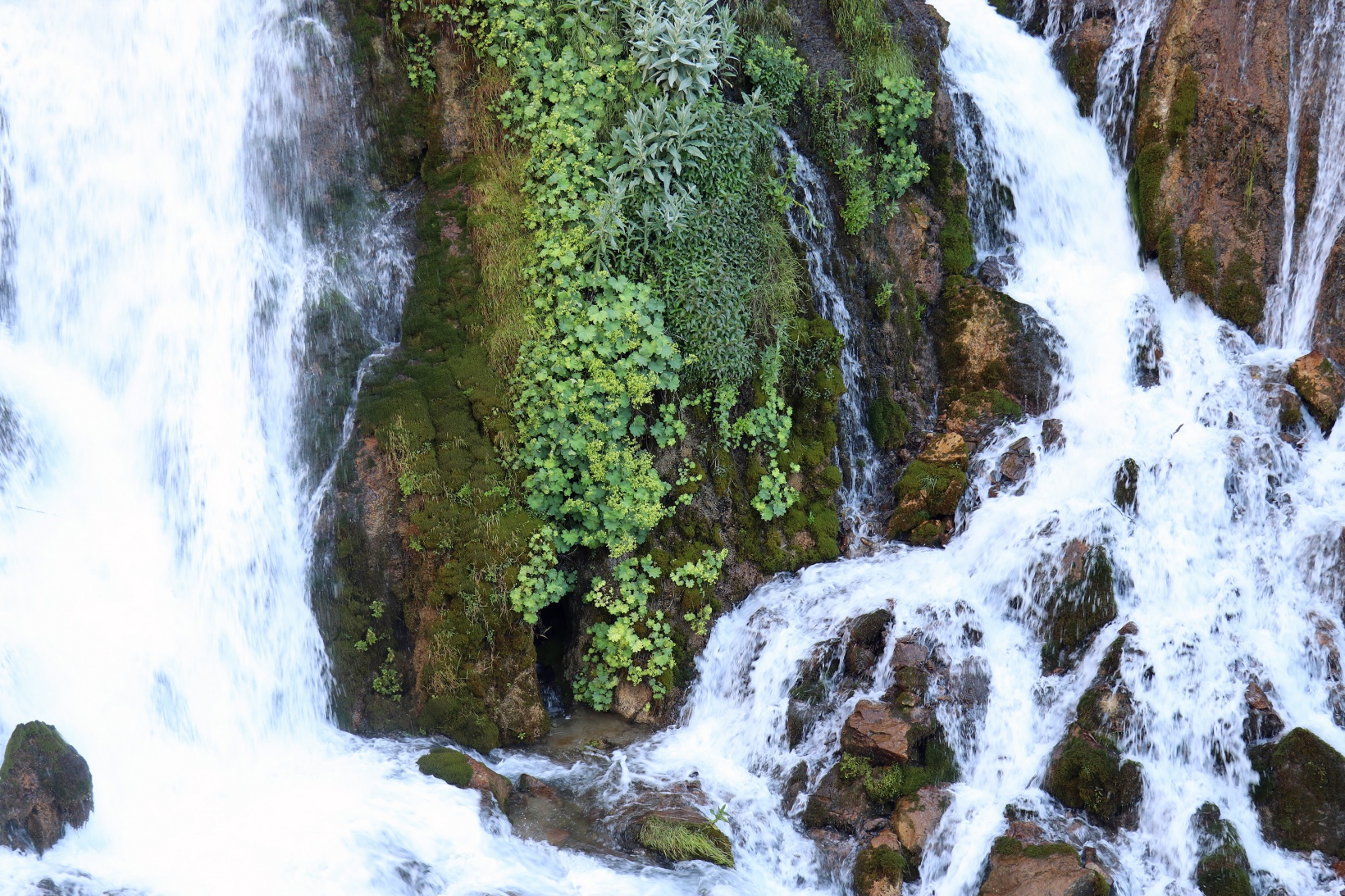 Sıcaktan kaçan soluğu Tomara Şelalesinde alıyor 9